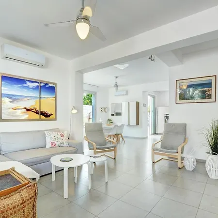 Island Villas Cyprus - 018 - Just In 10 Minutes' Walk Away From The Beach Вилла Паралимни